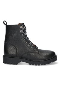 Zwarte leren wandelschoenen met een gestructureerde afwerking, voorzien van zilverkleurige elementen, zes oogjes en een dikke zwarte rubberen zool.