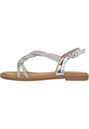 Sølvfarvede sandaler med remme og vævet overdel, justerbar ankelspænde og flad, beige sål. Glat tekstur med dekorative detaljer.