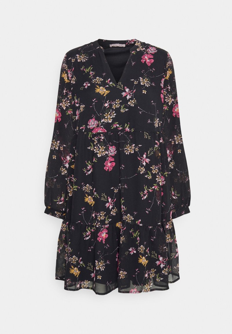 Robe longue à manches longues noire à motifs floraux roses, jaunes et blancs, col en V, jupe à volants, tissu léger et transparent.