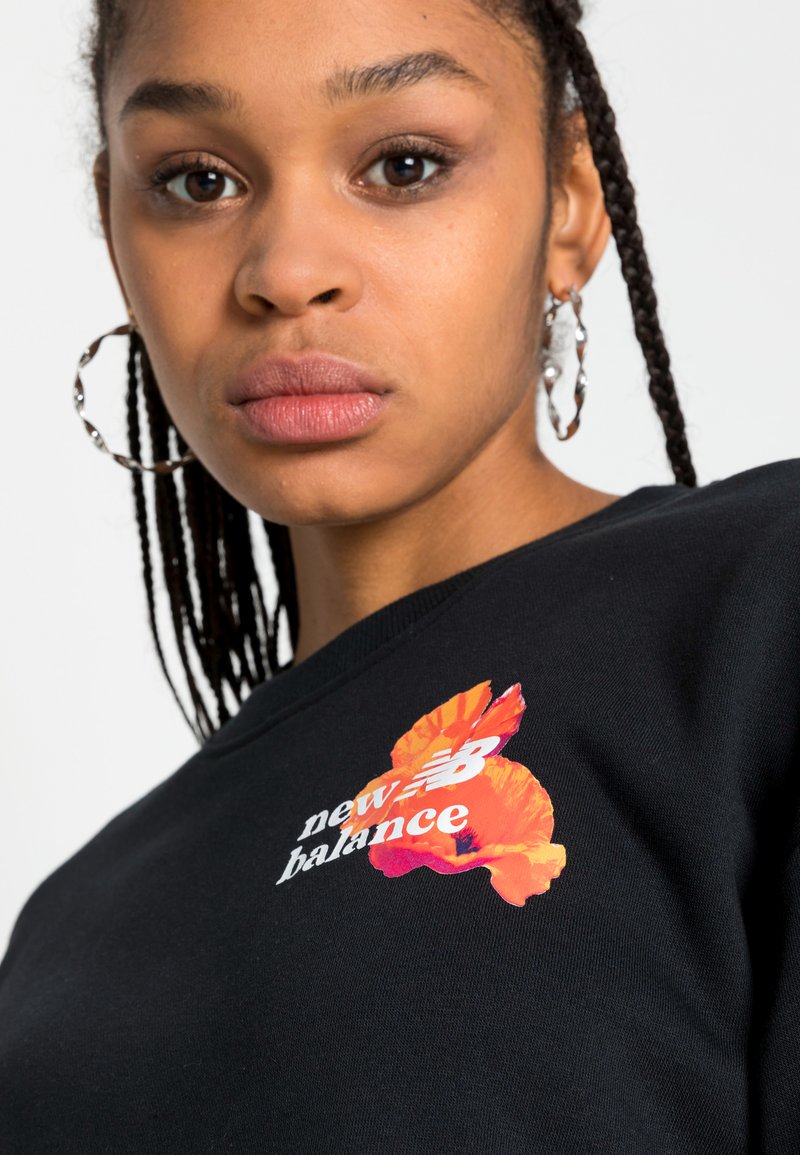 Damen Sweatshirts | New Balance ESSENTIALS SUPER BLOOM CREW Sweatshirt black/schwarz - FF40310 Damen Sweatshirts | New Balance ESSENTIALS SUPER BLOOM CREW Sweatshirt black/schwarz - FF40310