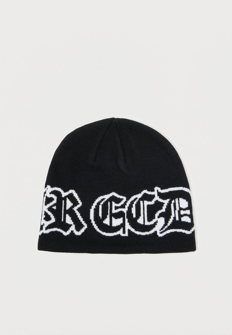Berretto in maglia nera con testo grafico bianco. Texture liscia, design aderente, cima arrotondata e motivo del logo prominente sulla parte frontale.