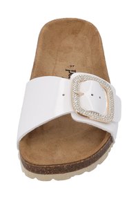 Infradito bianchi con una fascia ampia decorata da una fibbia quadrata in strass. Suola intermedia con effetto sughero e una morbida soletta beige.