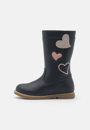 Sort midt på skaftet barnestøvle med tanfarvet sål, der har tre hjerteformede mærker i pink og glitrende sølv på ydersiden.