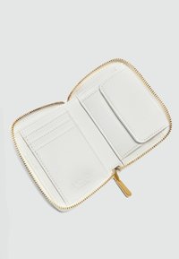 Portofel alb din piele cu fermoar aurit. Interiorul are sloturi pentru carduri și un compartiment mic, având o textură netedă și un design minimalist.