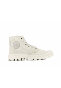 Zapatillas altas de lona blanca con superficie texturizada, suela de goma, parche redondo con logo en el lateral y cierre con cordones.