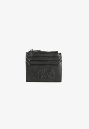Tarjetero de cuero negro con el logo embosado "LOLA CSDMNT", que cuenta con múltiples ranuras para tarjetas y un compartimento con cremallera para monedas.