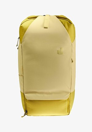 Geel en beige rugzak met een gestructureerd oppervlak, bovenste banden, zijzak en ritssluiting; heeft een modern, hoekig ontwerp.