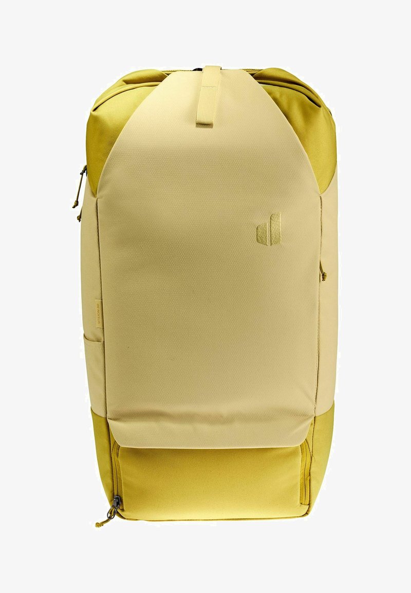 Mochila amarilla y beige con una superficie texturizada, correas superiores, bolsillo lateral y cierre de cremallera; presenta un diseño moderno y angular.