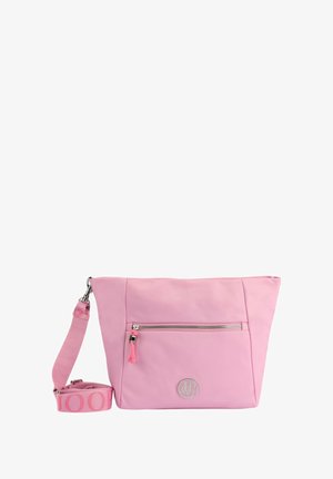 Borsa in tessuto rosa con una tasca anteriore con zip, un logo metallico decorativo e una tracolla removibile e regolabile con un design coordinato.