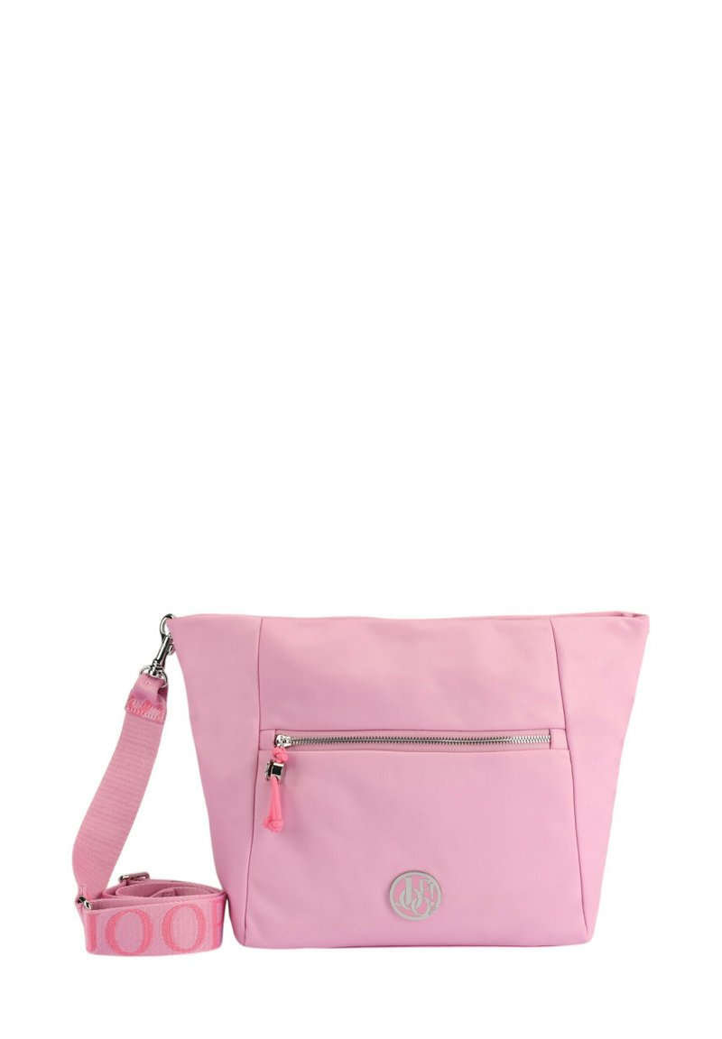 Borsa in tessuto rosa con una tasca anteriore con zip, un logo metallico decorativo e una tracolla removibile e regolabile con un design coordinato.