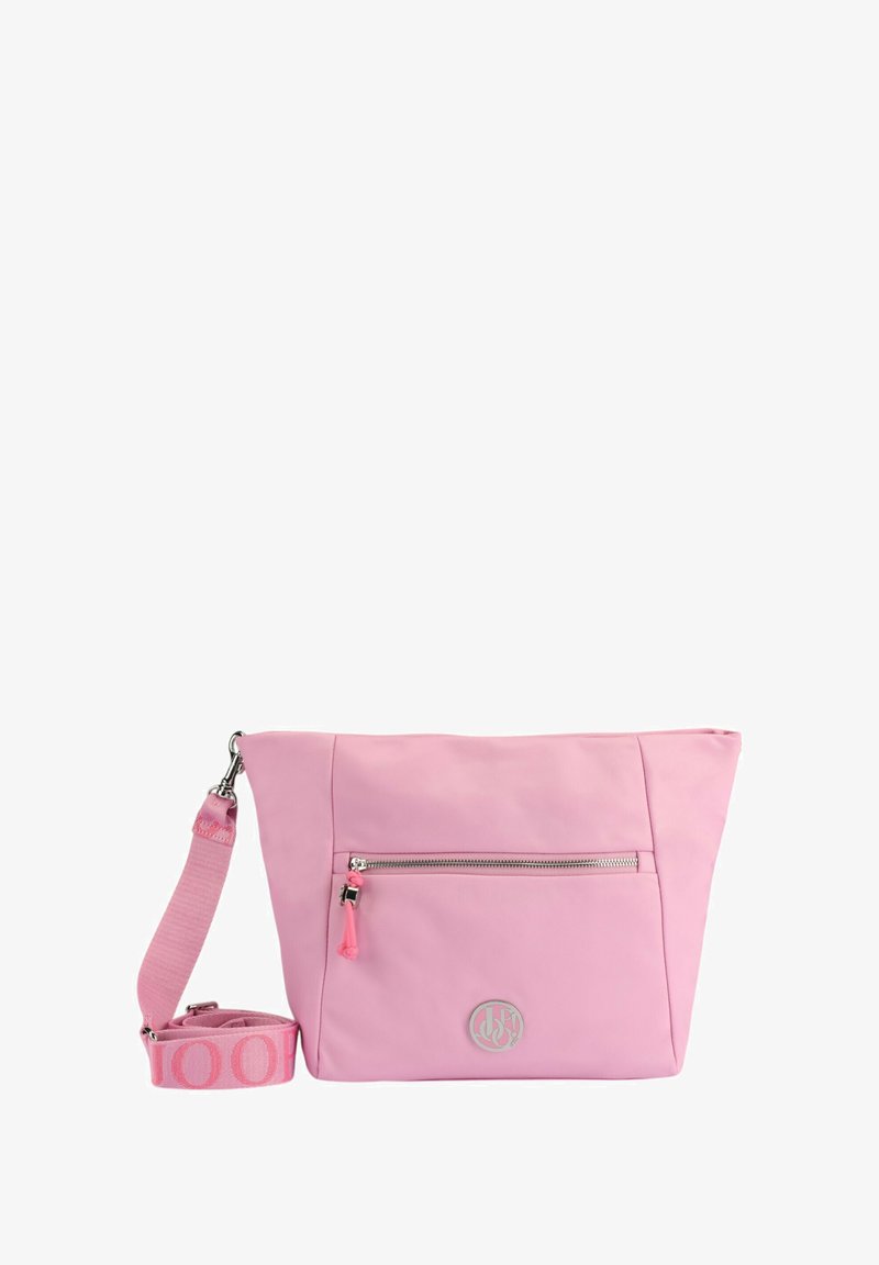Borsa in tessuto rosa con una tasca anteriore con zip, un logo metallico decorativo e una tracolla removibile e regolabile con un design coordinato.