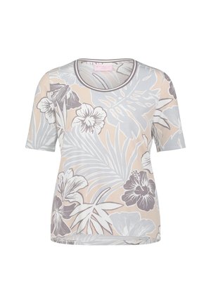 Beżowa bluzka z krótkim rękawem o okrągłym dekolcie i dużym pastelowym kwiatowym wzorze w odcieniach szarości i bieli.