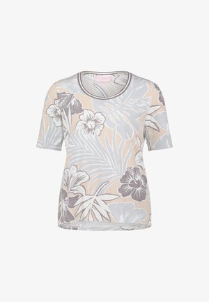 Blouse beige à manches courtes avec encolure ronde et grand imprimé floral pastel dans des tons gris et blancs.