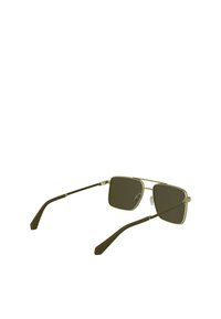 Occhiali da sole rettangolari con lenti scure, montatura in metallo dorato e aste sottili. Presentano cuscinetti nasali regolabili e tempie con texture liscia.