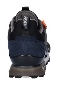 Baskets avec des accents en daim noir et marine, tige en maille texturée, semelle en caoutchouc et une étiquette orange sur le talon. Comprend une languette pour un enfillage facile.