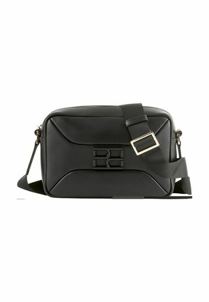 Borsa a tracolla nera realizzata in pelle liscia, con un design geometrico, logo impresso e una cinghia regolabile con una fibbia dorata.
