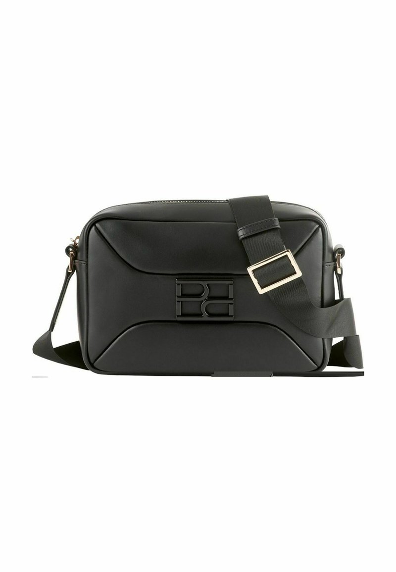 Borsa a tracolla nera realizzata in pelle liscia, con un design geometrico, logo impresso e una cinghia regolabile con una fibbia dorata.