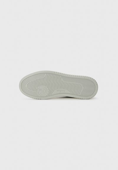 Suola di sneaker grigio chiaro con un motivo di battistrada testurizzato e dettagli del logo, caratterizzata da una finitura liscia e bordi arrotondati per una migliore aderenza.