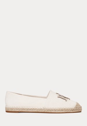 Espadrille blanche slip-on avec garniture en jute et semelle en caoutchouc, avec une décoration métallique du logo sur la partie avant supérieure.