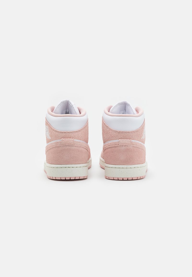 Baskets montantes en suede rose avec des accents en cuir blanc. Présentent un col rembourré et une semelle en caoutchouc texturé.