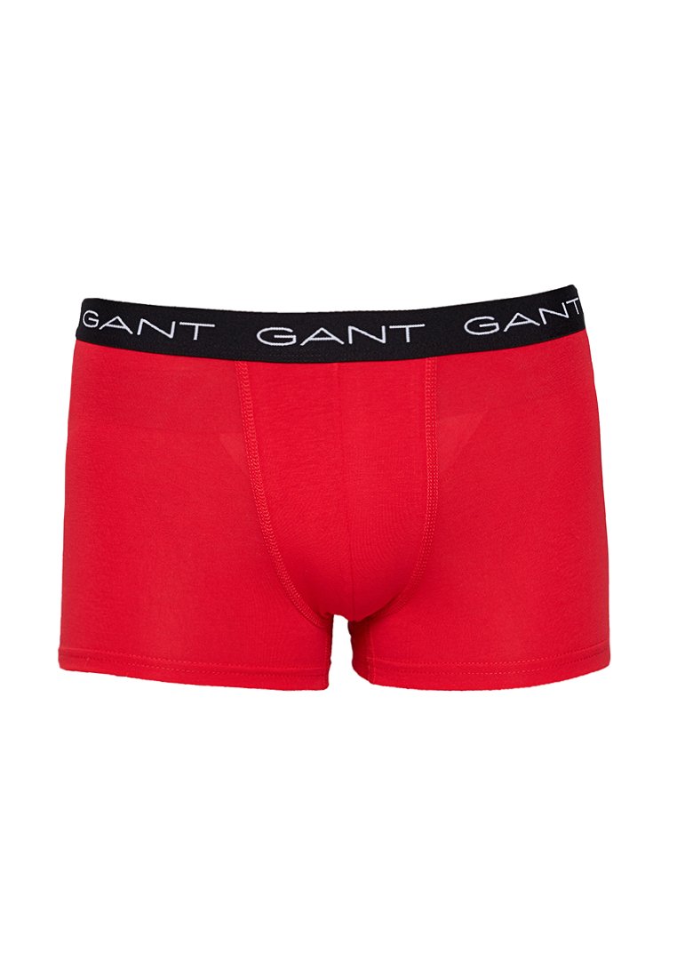 Boxer rossi in cotone con vita elastica nera, caratterizzati da lettering bianco del marchio ripetuto. Texture liscia e design di lunghezza media.