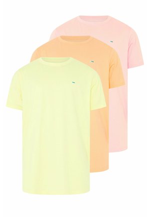 Drei einfarbige Rundhals-T-Shirts in Pastellgelb, Orange und Rosa, überlappend in einer versetzt angeordneten Formation.