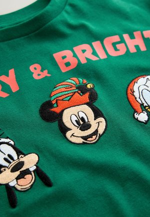 Grünes Baumwoll-T-Shirt mit gestickten Cartoon-Charakteren: Mickey Mouse trägt einen festlichen Hut, neben ihm sind Goofy und Donald Duck abgebildet.