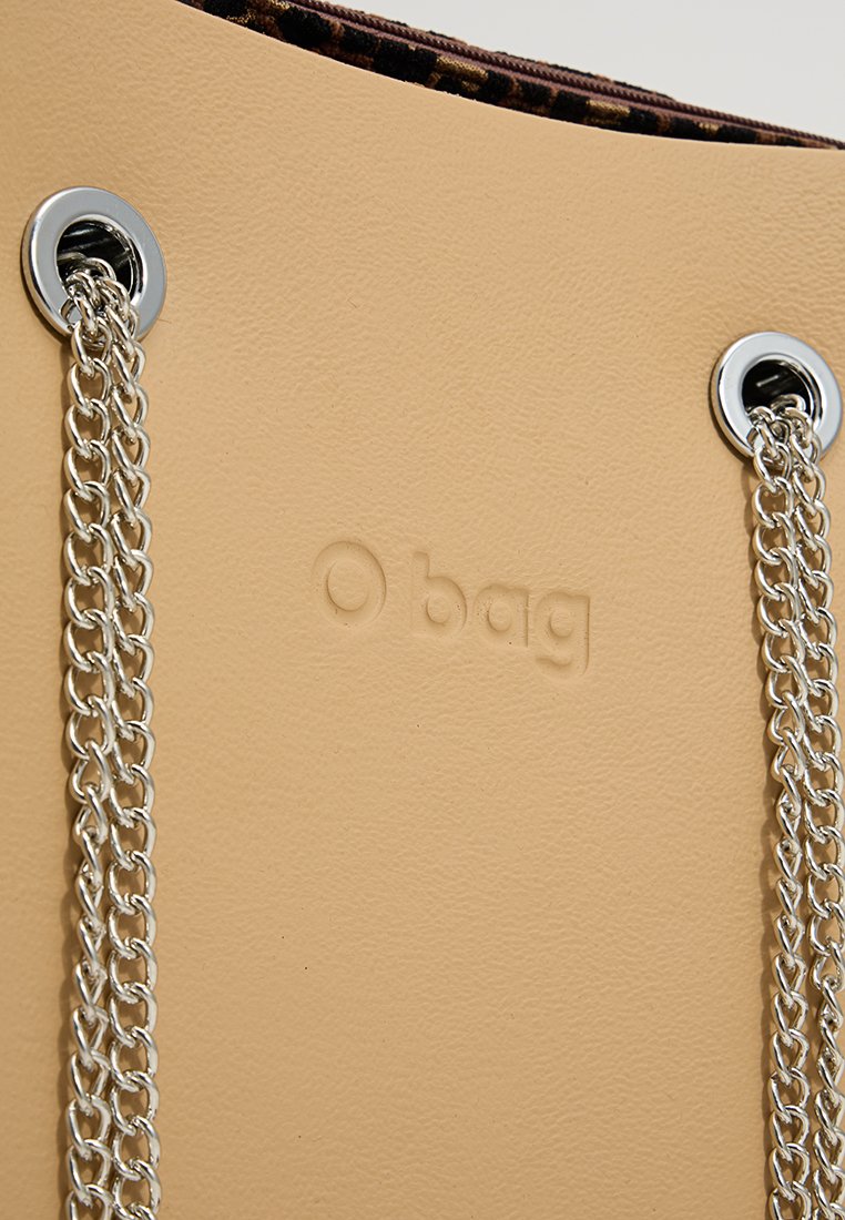 Torebka w kolorze brązowym, wykonana z miękkiego materiału, z metalowymi srebrnymi łańcuszkami, wytłoczonym logo oraz zamkiem błyskawicznym z wzorzystą podszewką.