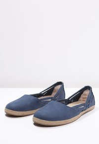 Marineblauwe espadrille ballerina's met een textiel bovenwerk, gewebde jute zool en uitsnijdingen aan de zijkanten. Verstevigde binnenzool voor comfort.