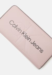 Calvin Klein Jeans SCULPTED ZIP AROUND MONO - Peňaženka - pale conch