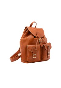 Sac à dos en cuir marron avec un rabat, deux poches avant et des détails de boucle. Présente une texture lisse et une bandoulière réglable.
