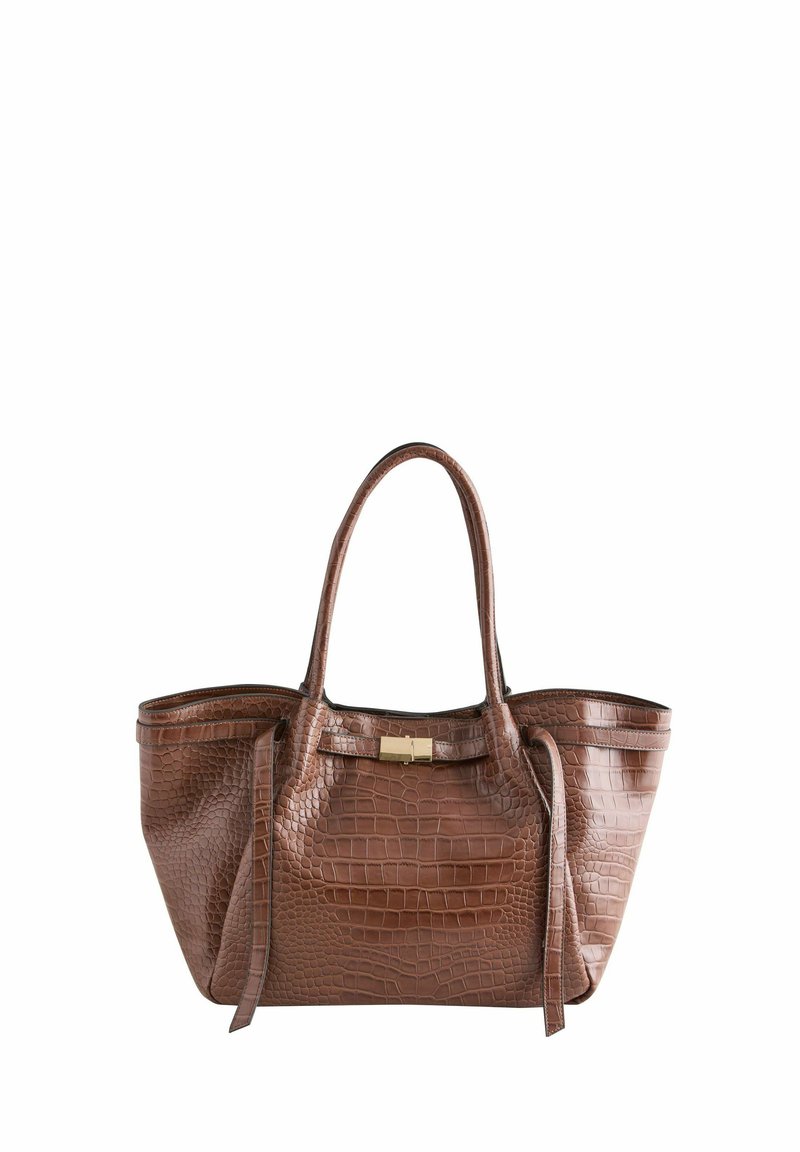 Braune Tasche mit Krokodilprägung, zwei Griffen, einem goldenen metallischen Verschluss und einem strukturierten Design. Glatte Textur mit abgerundeten Kanten.
