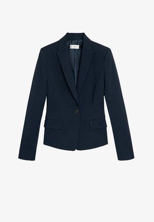 Blazer sartoriale blu navy con maniche lunghe, revers a dente, un solo bottone davanti e due tasche anteriori con patta, disposto piatto su sfondo bianco.