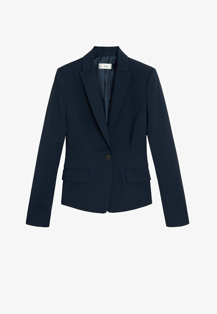 Blazer bleu marine cintré avec manches longues, revers à encoches, un bouton unique devant et deux poches à rabat à l'avant, posé à plat sur un fond blanc.