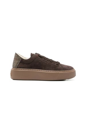 Sneaker in suede marrone scuro con suola in gomma marrone chiaro spessa e motivo testurizzato sul tallone.