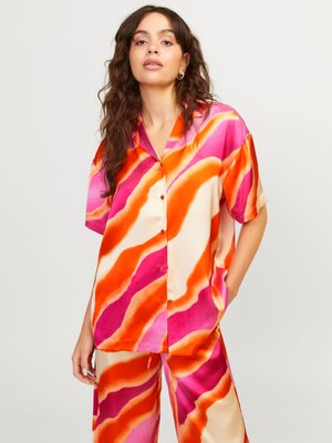 Kurzärmliges Hemd und passende Hose aus seidigem Stoff, mit kräftigen, wellenförmigen Mustern in Orange, Pink und Cremefarben. Knopfverschluss vorne.