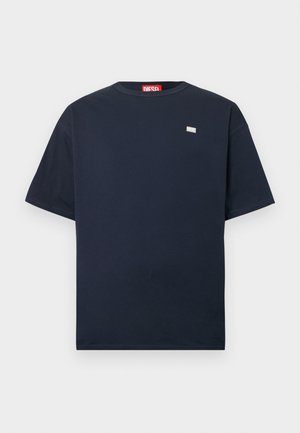Donkerblauw katoenen T-shirt met korte mouwen, ronde hals en een klein geborduurd merklabel op de linkerborst. Naadloos ontwerp.