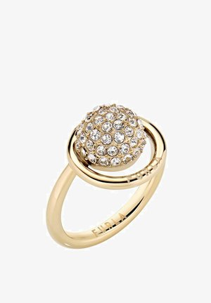 Anillo de oro con un diseño esférico incrustado de cristales transparentes, con una banda lisa y detalle de logo grabado.