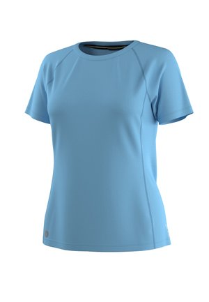 Sportovní tričko světle modré barvy s krátkým rukávem a kulatým výstřihem, s viditelným prošitím, zobrazené na bílém pozadí.