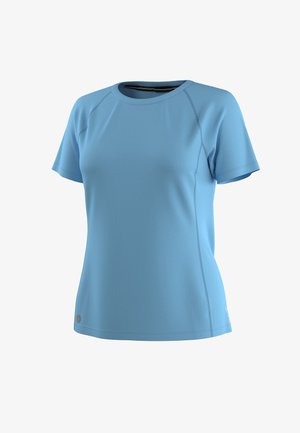 Lichtblauw sportshirt met korte mouwen en ronde hals, met zichtbare stiknaden, afgebeeld tegen een witte achtergrond.