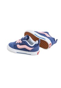 Blaue Wildleder- und Canvas-Sneaker mit pinken Akzenten, weißen Gummisohlen und einer strukturierten Griffigkeit. Verfügt über einen klassischen Seitenstreifen und einen gepolsterten Kragen.