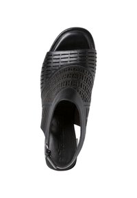 Sandale noire avec un design perforé, texture lisse, bout ouvert et une sangle à cheville réglable pour un ajustement sécurisé.