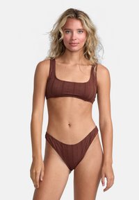 Brun bikinitopp med fyrkantig halsringning och blommönster, samt baddräkt med minimalt täckande botten och matchande mönster.