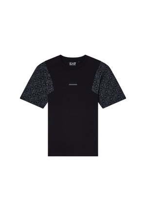 T-shirt nera a maniche corte con maniche decorate con motivo con il testo ripetuto "EA7 Emporio Armani" e piccolo logo EA7 centrato sul petto.