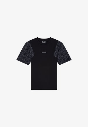 T-shirt nera a maniche corte con maniche decorate con motivo con il testo ripetuto "EA7 Emporio Armani" e piccolo logo EA7 centrato sul petto.