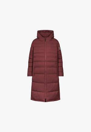 Burgunderfarbener gepolsterter Mantel mit Kapuze, in voller Länge, zwei Seitentaschen und einem schwarzen Reißverschluss. Er hat horizontal gesteppten Bereiche.