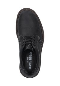 Scarpa di pelle nera con punta rotonda, design con lacci, cuciture a contrasto e suola in gomma; l'interno mostra il marchio e le indicazioni della taglia.