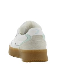 Witte sneaker met teal accenten, gestructureerde hak en gumrubberen zool. Kenmerkt zich door een combinatie van gladleer en suède in een lage ontwerp.