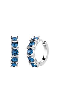 Orecchini a cerchio in argento sterling con cinque gemme blu rotonde incastonate in ganci, con una finitura lucida e un design con chiusura a cerniera.