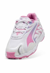 Scarpa sportiva bianca con accenti rosa e lavanda, tomaia in rete, colletto imbottito, design con lacci e suola testurizzata con dettagli in gomma rosa.